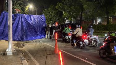 Penampakan Crane Jatuh Timpa Truk Proyek di Jalan KH Abdullah Syafii Tebet