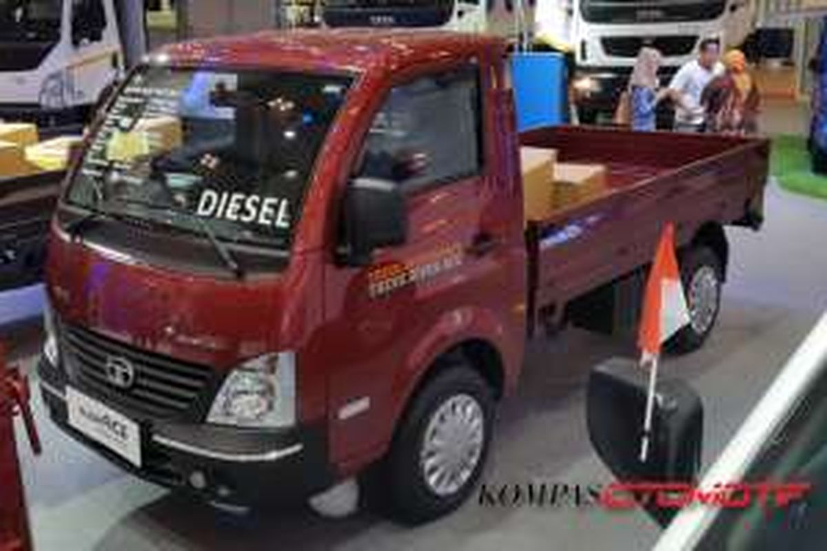 Warna baru Tata Super Ace, merah.