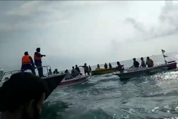 Puluhan warga yang diduga pelaku wisata melakukan aksi demo di tengah laut di kawasan Pantai Carita, Kabupaten Pandeglang, Banten, Minggu (16/5/2021)