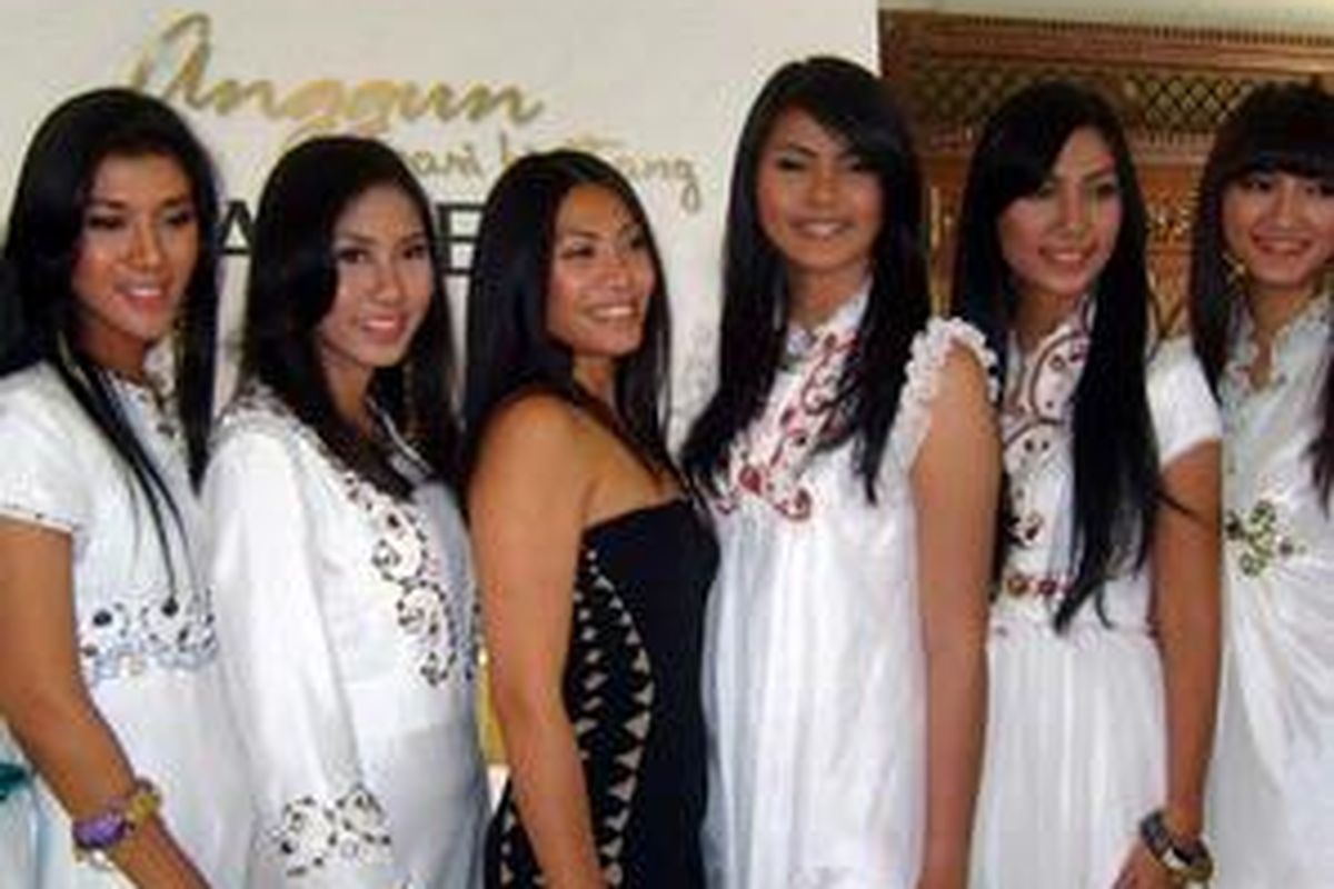 Anggun berpose bersama finalis Anggun Cari Bintang Pantene, jelang malam grand final ajang pencarian bakat Panten yang berlangsung di Candi Prambanan, Yogyakarta, Selasa (24/5/2011).