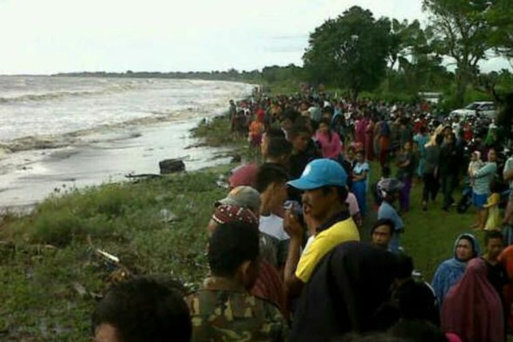 Ratusan warga di Kabupaten Takalar berkerumun menyaksikan proses pencarian puluhan penumpang kapal yang tenggelam diiterpai badai. Jumat, (3/2/2017).
