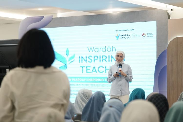 CEO Analisa Personality Development Center Analisa Widyaningrum berbagi ilmu seputar pengembangan diri bagi para pendidik dengan pendekatan psikologi. 