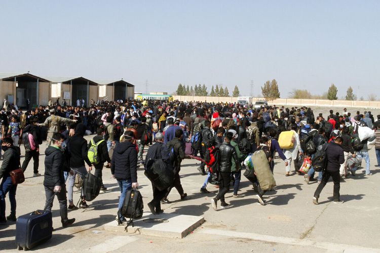 Dalam arsip foto Rabu, 18 Maret 2020 ini, ribuan pengungsi Afghanistan berjalan memasuki Afghanistan di perbatasan Islam Qala dengan Iran, di Provinsi Herat bagian barat. 