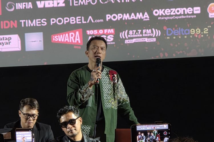 Teuku Rifnu Wikana Perankan Pastor Antagonis Primbon, Sidharta Tata Jelaskan Makna Ayat Alkitab dalam Filmnya