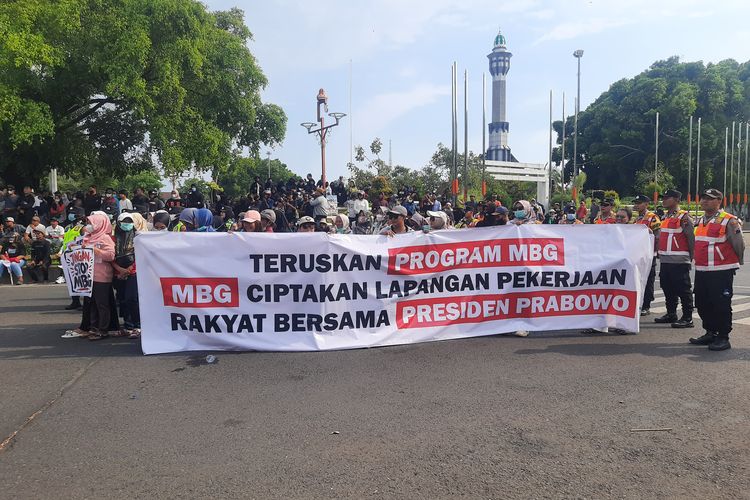 Ratusan Warga Pati Demo di Alun-Alun, Suarakan Dukungan untuk Program MBG
