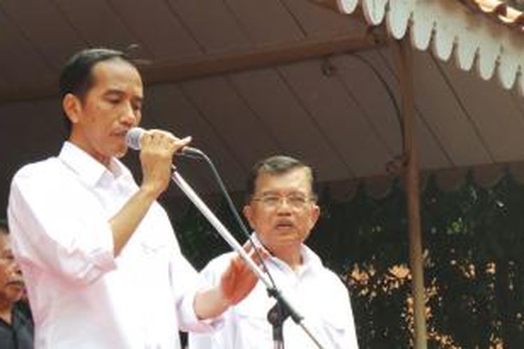 Bakal calon presiden Joko Widodo (kiri) bersiap memberikan pernyataan mendeklarasikan Jusuf Kalla sebagai calon wakil presiden di Gedung Joang 45, Jakarta Pusat, Senin (19/5/2014).