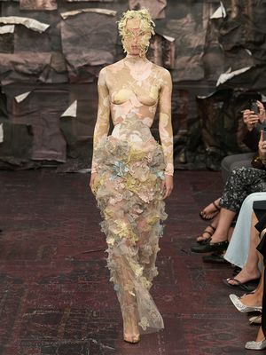 Model di catwalk mengenakan dress Maison Margiela, dress yang sama juga dikenakan Lisa Blackpink saat menghadiri Busan International Film Festival 2025 di Korea Selatan, Rabu (17/9/2025).