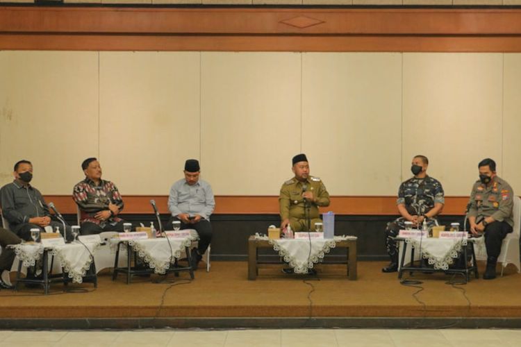 Bupati Gresik Fandi Akhmad Yani (tengah) saat menggelar rapat koordinasi bersama jajaran Forkopimda Gresik terkait PMK di aula Mandala Bakti Praja Kantor Pemkab Gresik, Selasa (7/6/2022). *** Local Caption *** Bupati Gresik Fandi Akhmad Yani (tengah) saat menggelar rapat koordinasi bersama jajaran Forkopimda Gresik terkait PMK di aula Mandala Bakti Praja Kantor Pemkab Gresik, Selasa (7/6/2022).