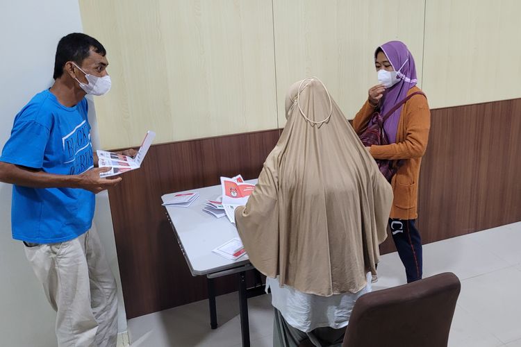  Pemungutan suara bagi pasien di RSUD Margono Soekarjo Purwokerto, Kabupaten Banyumas, Jawa Tengah, Rabu (14/2/2024), dilakukan tanpa bilik suara.