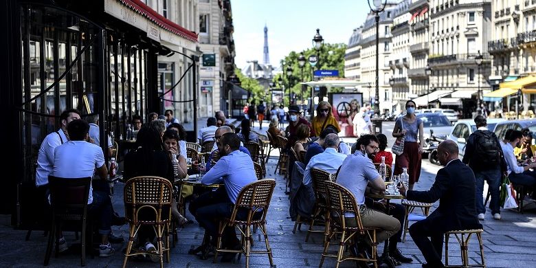Warga Paris duduk di teras sebuah kafe-restoran di Rue Soufflot di Paris pada 2 Juni 2020, ketika kafe dan restoran dibuka kembali di Perancis, setelah berbulan-bulan ditutup akibat lockdown untuk mengekang penyebaran virus corona.
