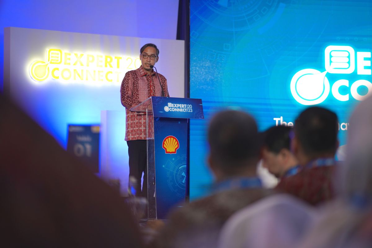 Edward Satrio - VP Sales B2B Lubricants Shell Indonesia menyampaikan kata sambutannya dalam acara Shell ExpertConnect 2023, yang merupakan wadah kolaborasi dan forum diskusi mengenai topik tren industri. Tahun ini, Shell ExpertConnect kembali diselenggarakan oleh Shell Indonesia secara tatap muka (offline) setelah pandemi dihadiri oleh lebih dari 150 peserta yang terdiri dari mitra bisnis, lembaga riset, pabrikan kendaraan, serta asosiasi.
