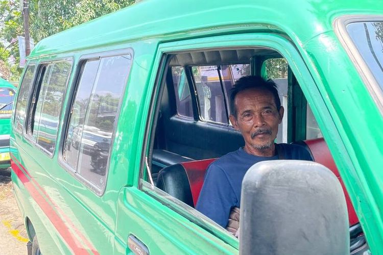 Aep Rahmat (58) supir angkutan kota (Angkot) jurusan Leuwi Panjang - Soreang, Kabupaten Bandung, Jawa Barat, usai beraktifitas menarik penumpang dari mulai Perempatan Kopo Kota Bandung hingga Terminal Soreang, Kabupaten Bandung, pada Minggu (29/10/2023)