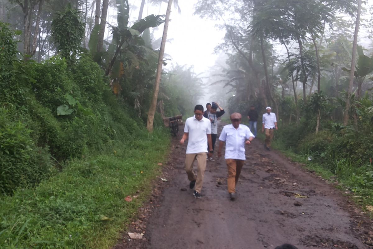 Calon wakil gubernur DKI Jakarta nomor pemilihan tiga Sandiaga Uno saat berjalan kaki menuju Cugenang Gifted School yang berlokasi di Kampung Angkrong, Kecamatan Cugenang di Kabupaten Cianjur, Jawa Barat, Kamis (23/3/2017).