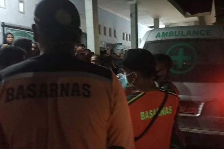 Basarnas mengantar jenazah pemancing yang tenggelam di Sumbawa Barat ke rumah duka, Minggu (21/5/2023)