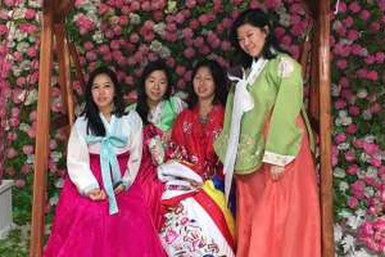 Pengunjung Korea Festival 2016 mengenakan 'hanbok', pakaian tradisional Korea. Korea Festival 2016 berlangsung di Lotte Shopping Avenue, Jumat (8/4/2016) sampai Minggu (10/4/2016). Festival budaya dan wisata Korea Selatan ini menyuguhkan beragam pertunjukan budaya serta tentunya paket-paket wisata.