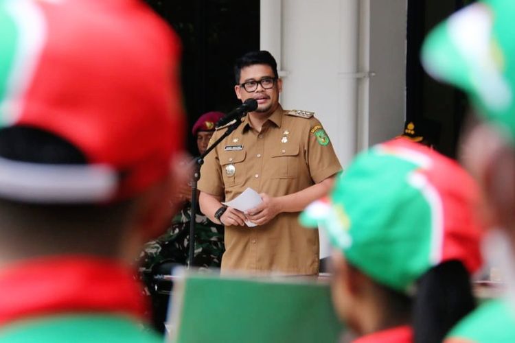 Wali Kota Medan Bobby Nasution melepas 244 atlet berlaga dalam Porprovsu 2022 di Balai Kota Medan, Senin (24/10/2022)