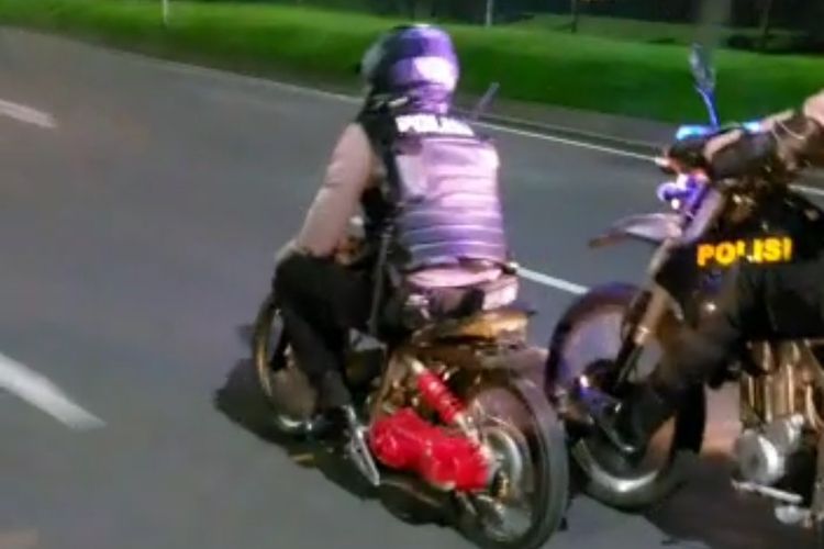 Tim Patroli Perintis Presisi Polda Metro Jaya saat mengamankan barang bukti sepeda motor dari dua pelaku balap liar yang ditangkap di kawasan Bintaro, Pondok Aren, Tangerang Selatan, Kamis (7/4/2022) dini hari.