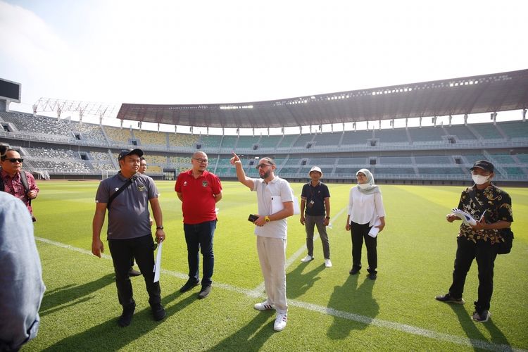 Federasi sepak bola dunia FIFA saat berkunjung ke Surabaya untuk melihat progres pengerjaan Stadion Gelora Bung Tomo sebagai venue Piala Dunia U-20 beberapa waktu lalu.