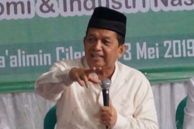 Ketua MUI Kota Tasikmalaya, Ate Musodiq (sarung merah) saat mendampingi Sutrisno Bachir.