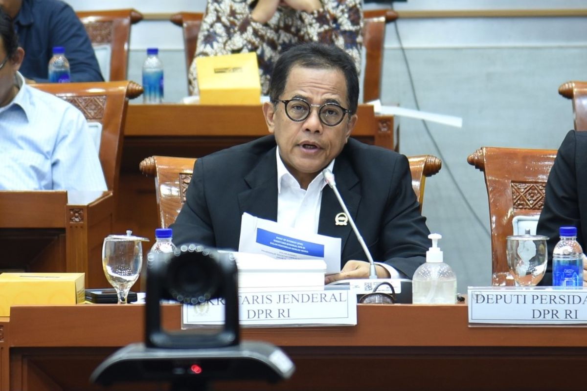 Sekretaris Jenderal (Sekjen) Dewan Perwakilan Rakyat (DPR) Republik Indonesia (RI) Indra Iskandar saat menghadiri Rapat Koordinasi Tim Pengawas Haji DPR RI, Jakarta, Selasa (28/5/2024)