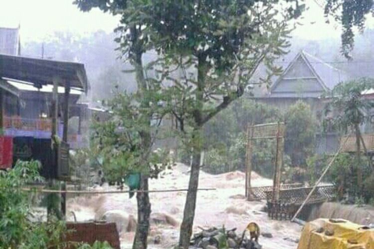 Banjir bansang melanda Desa Rumbia, Kecamatan Rumbia, kabupaten Jeneponto, Sulawesi Selatan. Jumat, (12/6/2020).