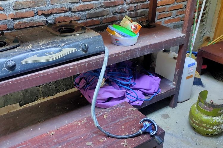 Pasa-explosive gas stoves and gas cylinders from the leaky gas in the Al Amanah Mosque Kitchen in Padukuhan Kalipetir Kidul, Margosari Village, Whawon Pengasih, Kulon Progo Regency, Special Region of Yogyakarta. There was a former victim of the victim who was burned.