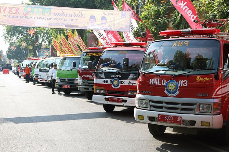 Deretan kendaraan yang disiapkan untuk menunjang kinerja satgas dalam menanggulangi bencana di Lamongan.