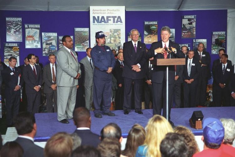 Potret Presiden Amerika Serikat Bill Clinton berpidato di acara Produk Perjanjian Perdagangan Bebas Amerika Utara (NAFTA) pada 20 Oktober 1993