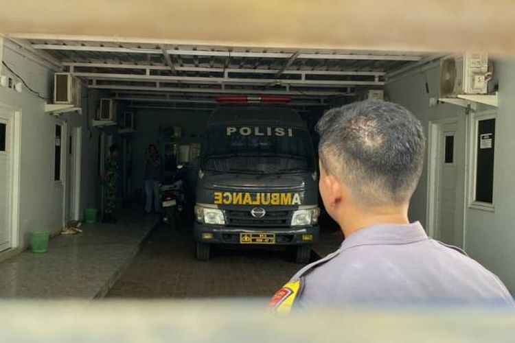 Polisi saat melakukan olah TKP di lokasi penemuan mayat wanita terbakar di dalam kamar kos di Blok Ceblok Desa Singajaya, Kecamatan/Kabupaten Indramayu, Sabtu (9/8/2025). 

