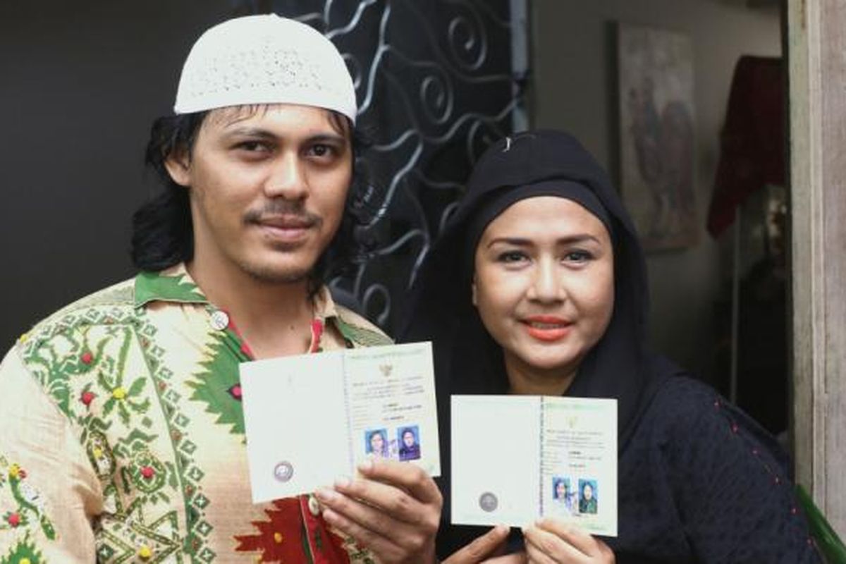 Ria Irawan dan Mayky Wongkar memperlihatkan buku nikah mereka kepada para wartawan di sela acara syukuran pernikahan mereka di kediaman mereka di kawasan Lebak Bulus, Jakarta Selatan, pada Jumat (23/12/2016) siang.