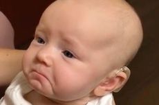 Begini Reaksi Bayi Tuna Rungu Dengar Suara Ibunya untuk Pertama Kali