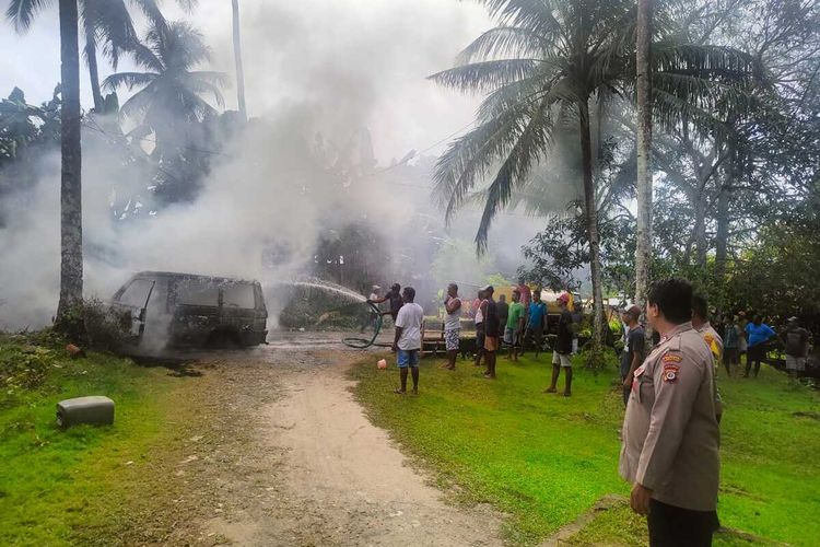 Sejumlah petugas bersama warga berusaha memadamkan Mobil Toyota Kijang yang terbakar di desa Silale, kecamatan Nusaniwe, Kota Ambon, Selasa (27/2022)