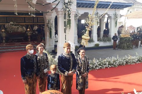 Presiden Jokowi dan Iriana Pakai Jawi Jangkep Biru dari Bludru di Acara Adat Ngunduh Mantu di Loji Gandrung Solo