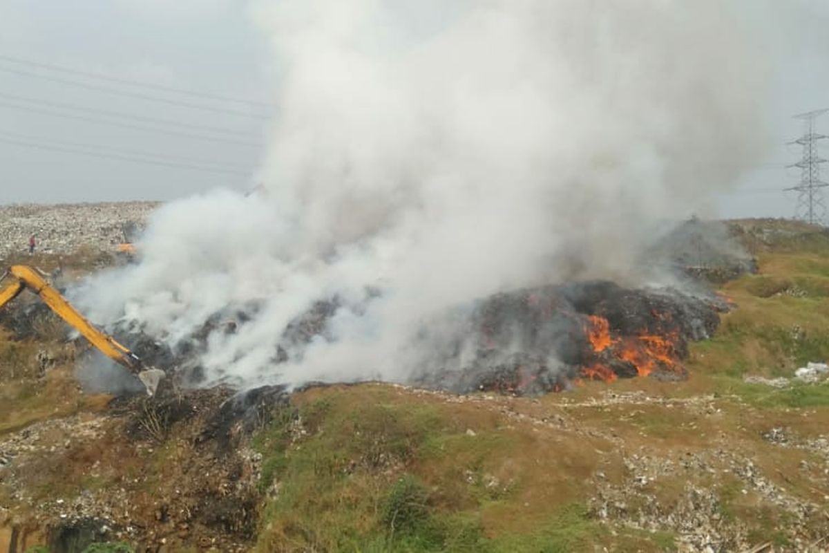 Kebakaran melanda lahan seluas 50 meter persegi di TPA Cipayung, Depok, Jawa Barat pada Senin (10/8/2020).