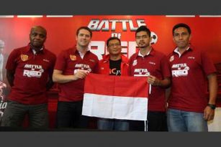 Mantan bintang Manchester United, Quinten Fortune (kiri), Michael Owen (dua kiri), bersama mantan pemain Timnas Indonesia Bambang Pamungkas (dua kanan), dan Bima Sakti (kanan) mengangkat bendera Merah Putih usai melakukan konferensi pers di Jakarta, Selasa (22/10/2013).