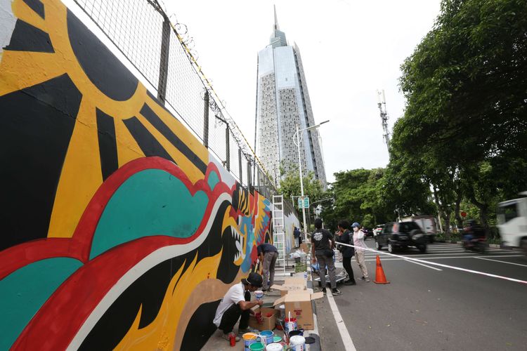 Sejumlah seniman mural jalanan menyelesaikan pembuatan mural di Palmerah Selatan, Jakarta, Rabu (24/11/2021). Acara bertema Repaint Indonesia ini hadir sebagai gerakan untuk mengajak kita semua Melukiskan Ulang Indonesia berdasarkan gagasan, perspektif, karya bahkan imajinasi kita masing-masing.