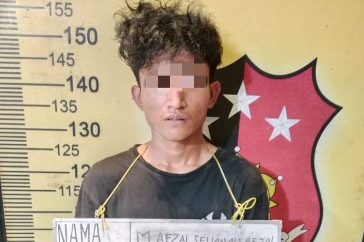 Seorang pria bernama Afzal (21) ditangkap polisi karena merampok warga dengan modus berpura-pura sebagai penumpang pada Senin, 10 Juni 2024.