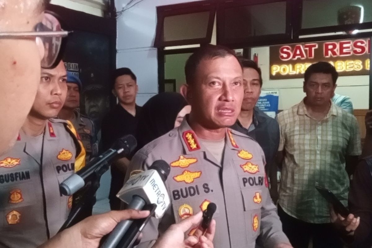 Kapolrestabes Bandung Kombes Pol Budi Sartono tengah menjelaskan terkait dugaan tindakan pelecehan tiga terduga pelaku terhadap korban turis asal Singapura, Sabtu (4/1/2025).