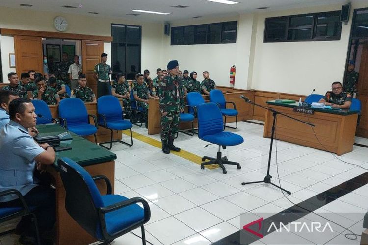 Sertu Agus Kustiawan menjalani sidang vonis di Pengadilan Militer II-09 Bandung, Kota Bandung, Jawa Barat, Kamis (15/12/2022).
