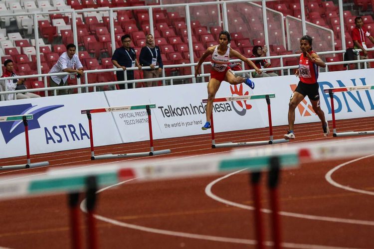 Pelari India Saritaben Laxmanbhai Gayakwad (kanan) berpacu dengan pelari Indonesia Alvin Tehupeiory (kiri) pada final 400 meter lari gawang putri 18th Asian Games Invitation Tournament di Stadion Utama Gelora Bung Karno, Senayan, Jakarta, Senin (12/2/2018). Saritaben menyabet medali emas dengan catatan waktu 59,08 detik.