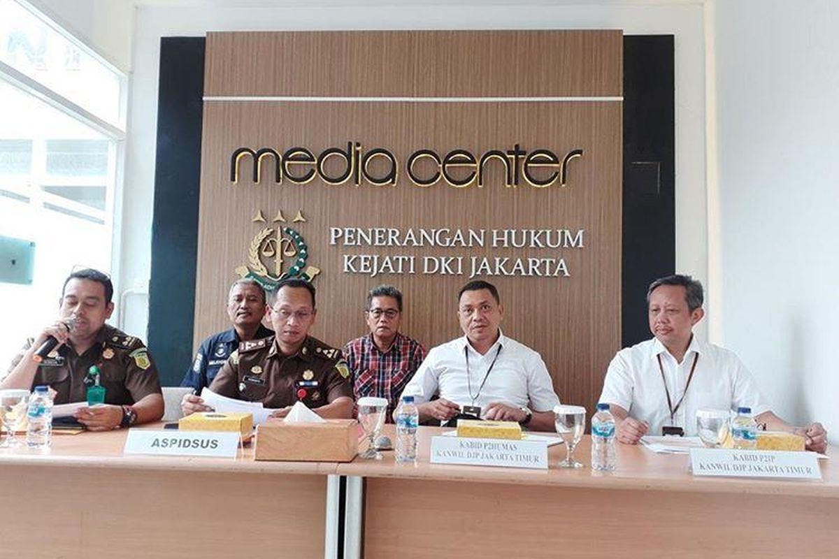 Kepala Bidang Pemeriksaan Penagihan Intelijen dan Penyidikan Kanwil DJP Jakarta Timur, Hari Hermawan (paling kanan) saat memaparkan penegakan hukum terhadap tindak pidana perpajakan di Jakarta, Kamis (30/1/2020).