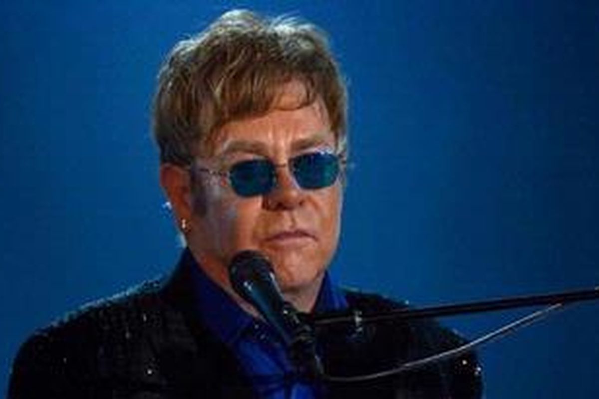 Elton John tampil di panggung Grammy Awards 2013, yang diadakan di Staples Center, Los Angeles (California,AS), Minggu (10/2/2013) waktu setempat.