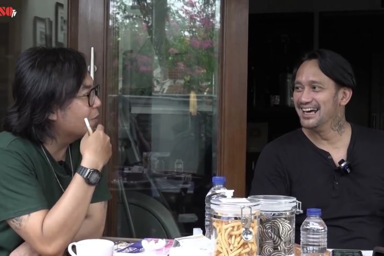 Tora Sudiro dan Ari Lasso yang sedang berbincang. (Bidikan layar YouTube Ari Lasso TV). 
