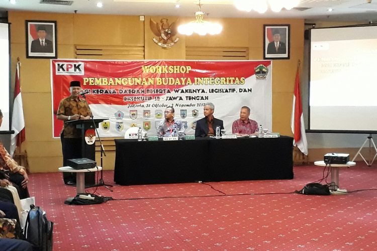 Ketua Komisi Pemberantasan Korupsi Agus Rahardjo, Gubernur Jawa Tengah Ganjar Pranowo, dan Anggota legislatif dan eksekutif se-Jawa Tengah pada acara workshop dengan tema Pembangunan Budaya Integritas Bagi Kepala Daerah Beserta Wakilnya, Legislatif, dan Eksekutif se-Jawa Tengah di Auditorium Gedung Komisi Pemberantasan Korupsi (KPK), Kuningan, Jakarta, Selasa (31/10/2017).