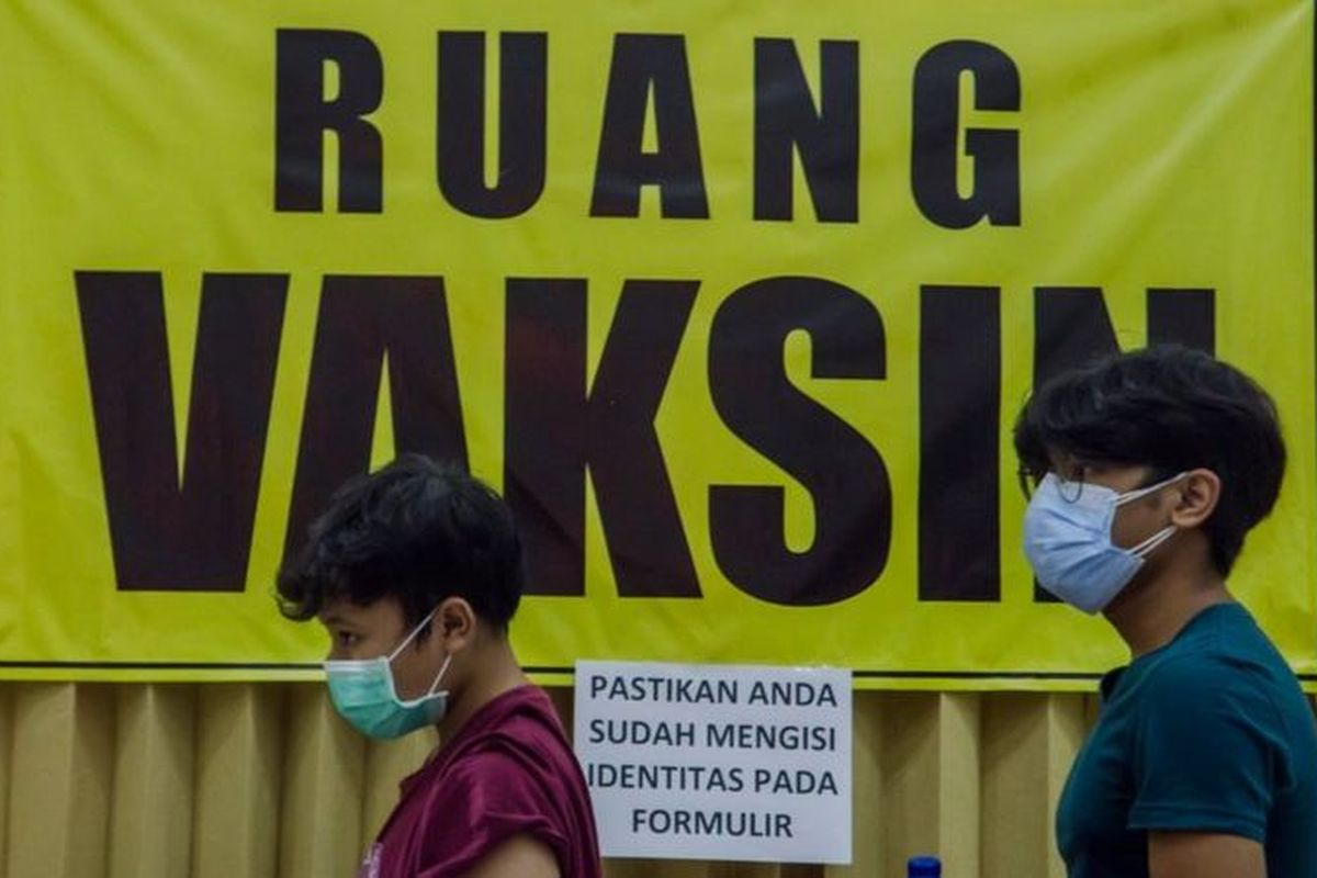 Dua anak berusia 12-17 tahun mengantre untuk vaksinasi massal COVID-19 di Kampus Itenas, Bandung, Jawa Barat, Jumat (23/7/2021)