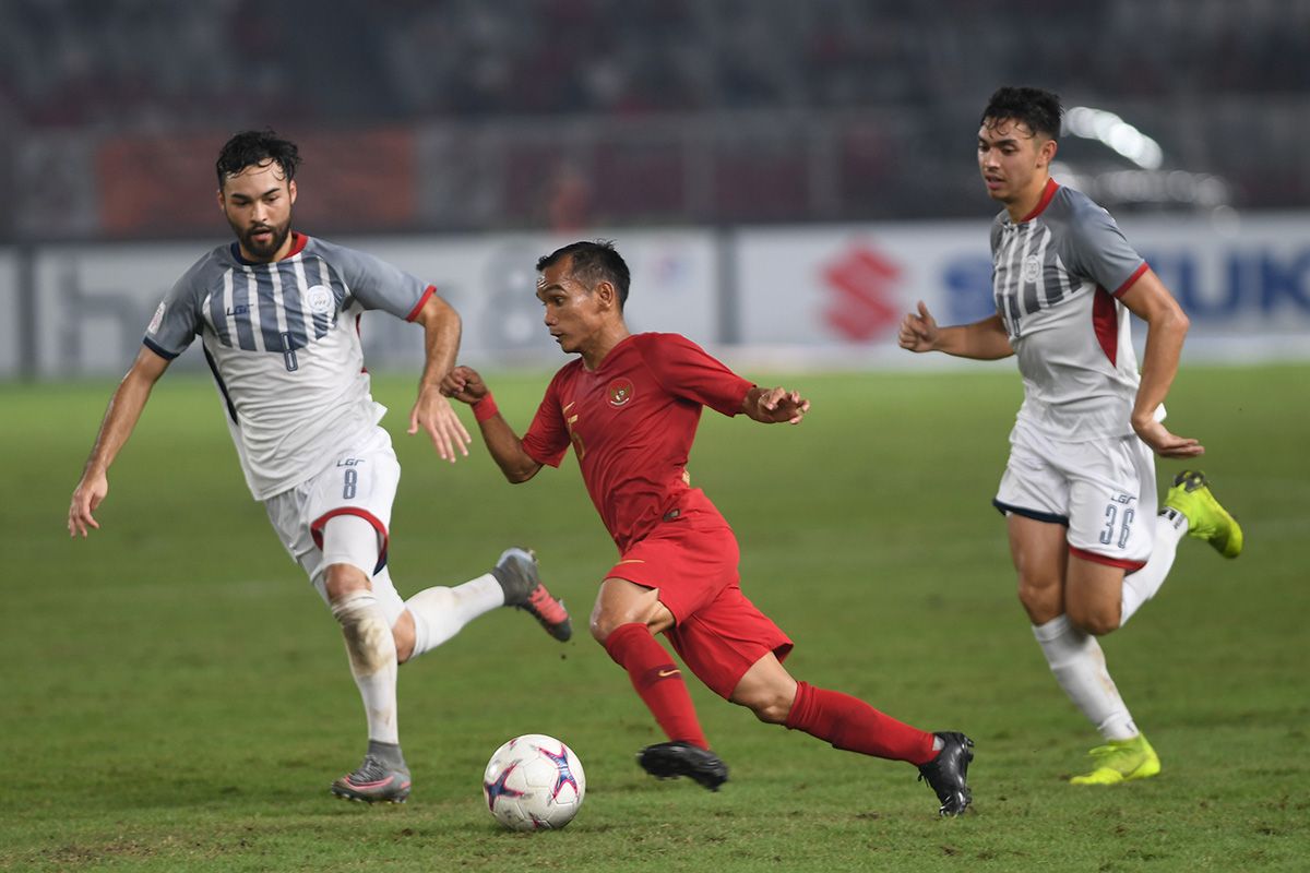 Pesepak bola Indonesia Riko Simanjuntak (tengah) berusaha melewati hadangan dua pesepak bola Filipina Manuel Gelito Ott (kiri) dan John Patrick Strauss (kanan) dalam laga lanjutan Piala AFF 2018 di Stadion Gelora Bung Karno, Jakarta, Minggu (25/11/2018). Pertandingan berakhir imbang dengan skor 0-0 dan Filipina berhak melaju ke babak semifinal. Terkini, Riko Simanjuntak mendapatkan panggilan untuk bergabung ke timnas Indonesia untuk melawan Burundi di FIFA Matchday. Laga timnas Indonesia vs Burundi di FIFA Matchday berlangsung di Stadion Patriot Candrabhaga pada 24 dan 28 Maret 2023.