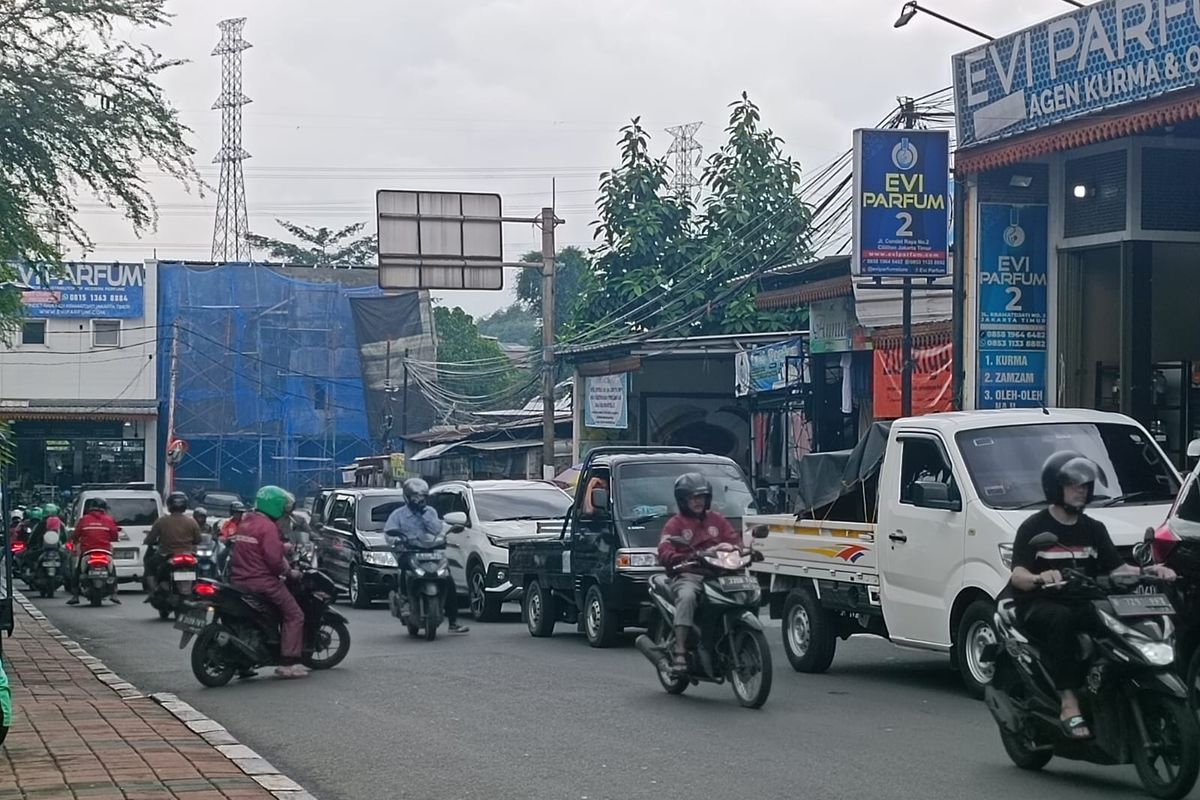 Kemacetan di Jalan Raya Condet menuju Jalan Dewi Sartika, Jakarta Timur, Kamis (23/2/2023).