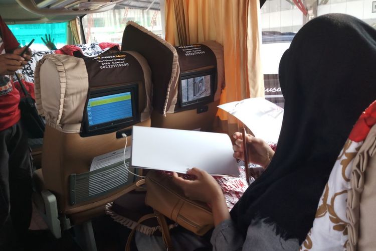 Fasilitas headrest monitor dan port USB pada kursi yang digunakan oleh PO Agra Mas untuk bus tingkat AKAP rute Jakarta-Jepara.