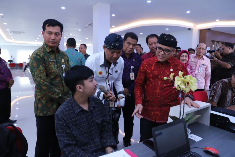 Menpan-RB Abdullah Azwar Anas saat meresmikan MPP di Klungkung, Bali.
