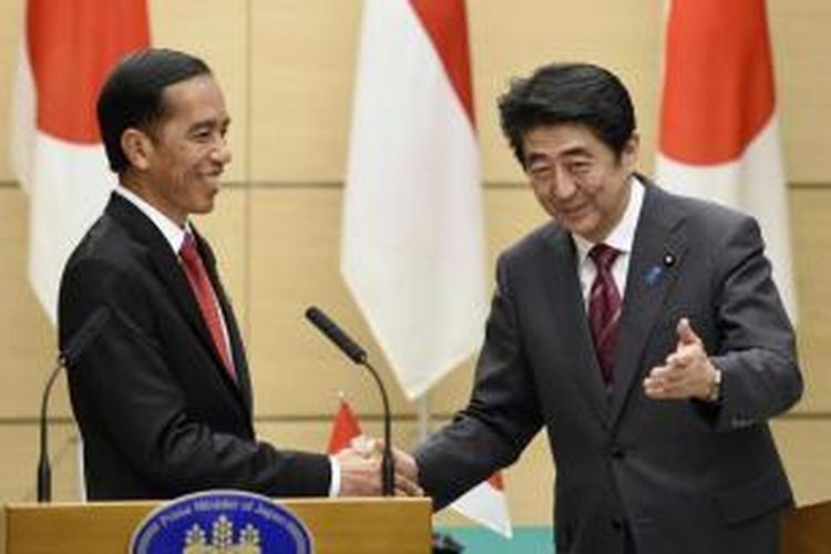 Presiden Joko Widodo berjabat tangan dengan Perdana Menteri Jepang Shinzo Abe sebelum memulai percakapan di kediaman resmi Shinzo Abe di Tokyo, Senin (23/3/2015). Jokowi dijadwalkan berada di Jepang selama 4 hari. 